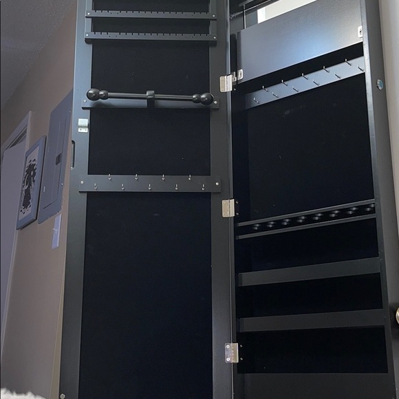 Mirror with jewelry storage and led lighting - Picture 4 of 6